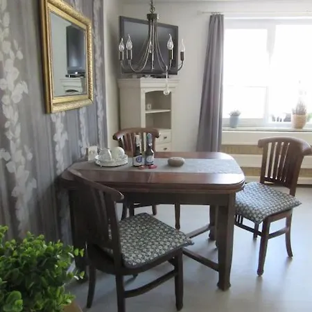 Апартаменты Liebevoll Eingerichtete Huus Up De Warf